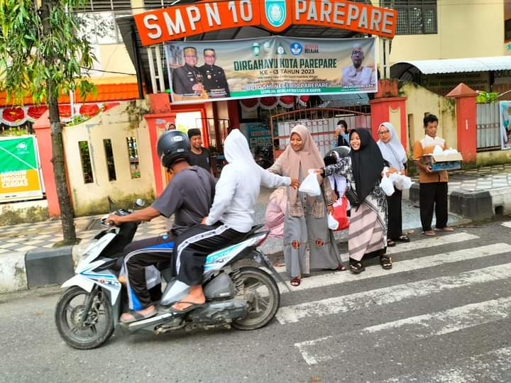 Amaliah Ramadan, SMPN 10 Parepare Berbagi Takjil dan Anjangsana ke Pesantren 